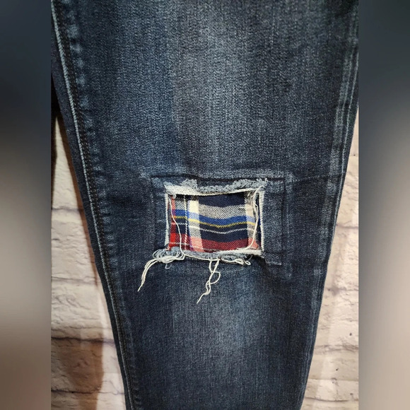 Sneak Peak distressed jeans with peek a boo patchwork detailing Size 9 - Picture 3 of 10